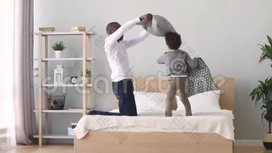 非洲父亲和小儿子玩枕头<strong>大战</strong>